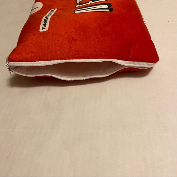 Official Netflix Movie Night Popcorn Blanket & Netflix Logo Pillow Cover Set - Picture 3 of 12